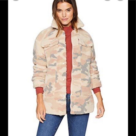 Levi’s Camo Sherpa Trucker NWT size S - Picture 3 of 6